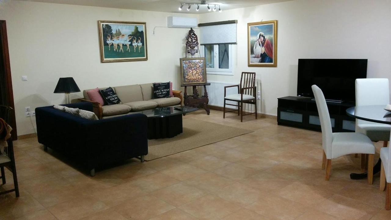 Lovely 2-Bedroom Apartment At Greek Riviera Vári Екстериор снимка