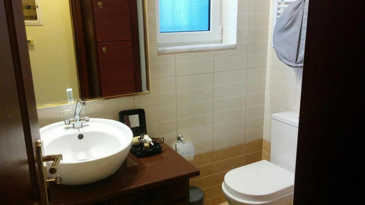 Lovely 2-Bedroom Apartment At Greek Riviera Vári Екстериор снимка