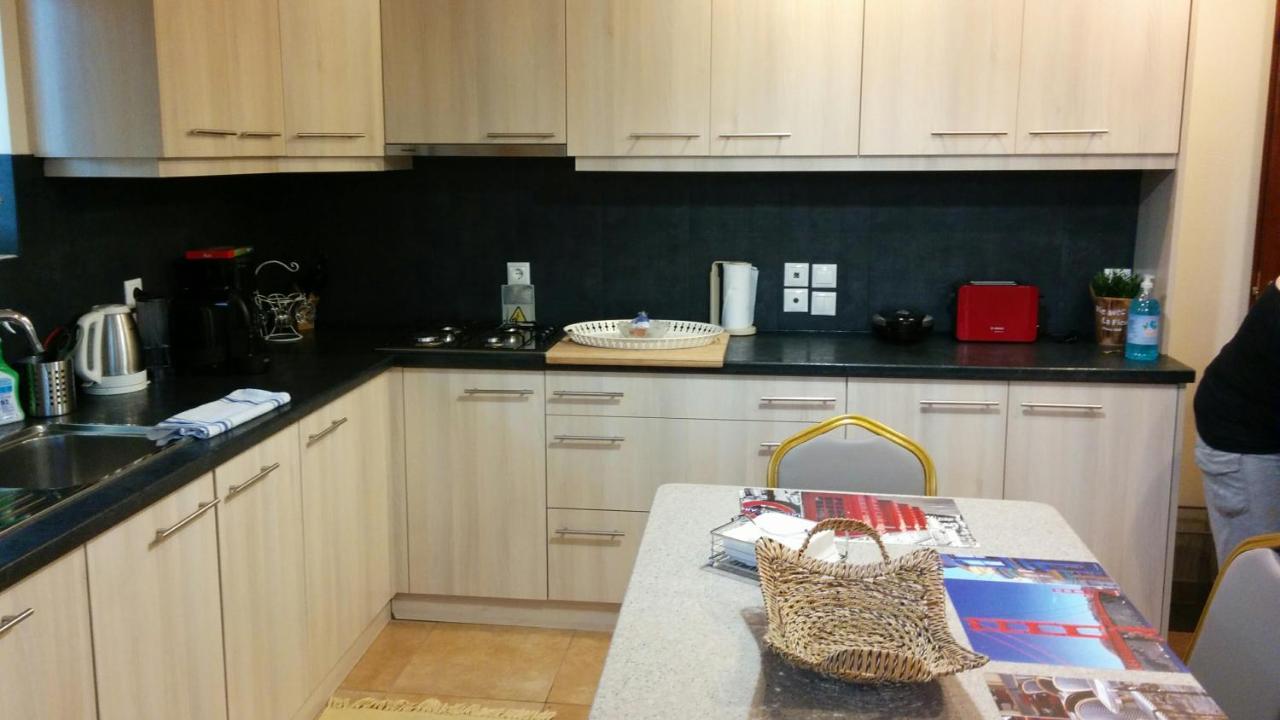 Lovely 2-Bedroom Apartment At Greek Riviera Vári Екстериор снимка