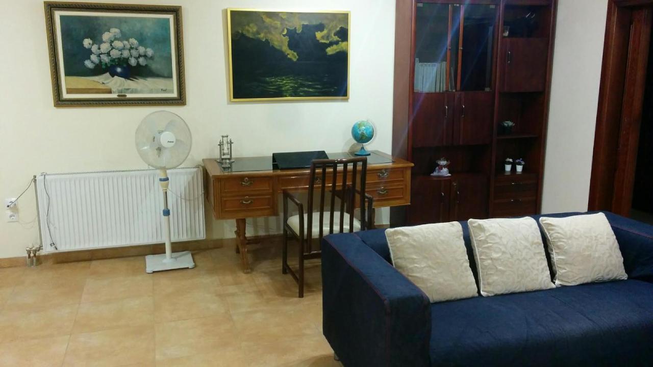 Lovely 2-Bedroom Apartment At Greek Riviera Vári Екстериор снимка