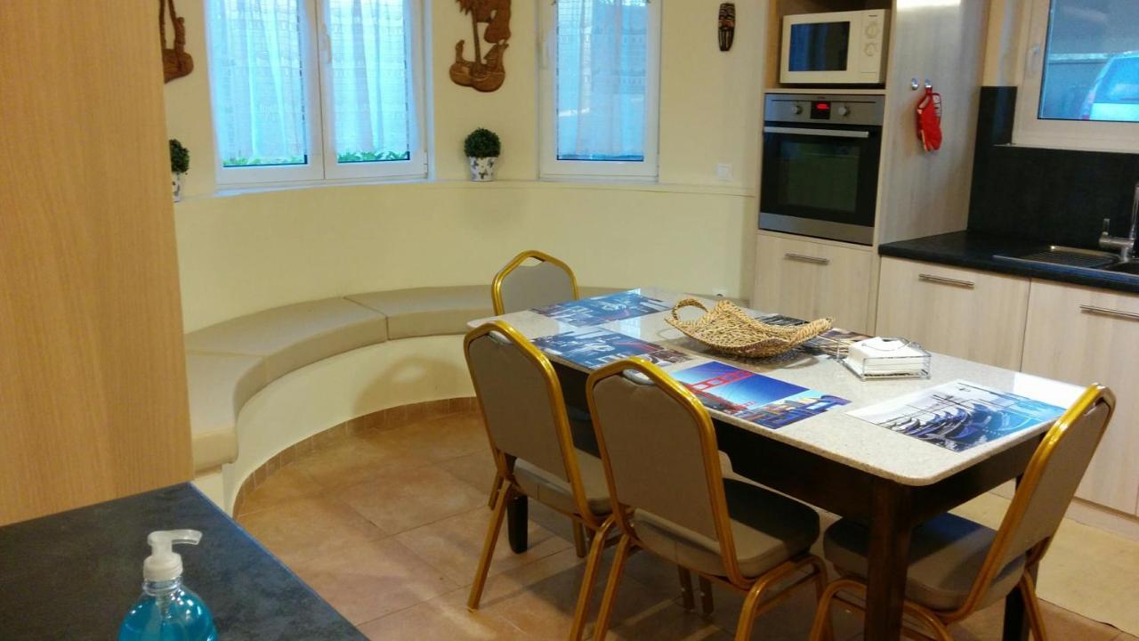 Lovely 2-Bedroom Apartment At Greek Riviera Vári Екстериор снимка
