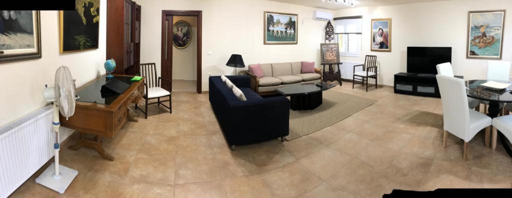Lovely 2-Bedroom Apartment At Greek Riviera Vári Екстериор снимка