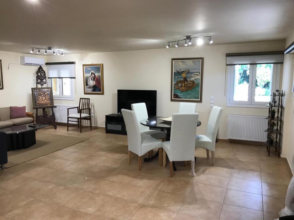 Lovely 2-Bedroom Apartment At Greek Riviera Vári Екстериор снимка