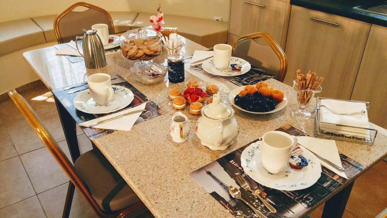 Lovely 2-Bedroom Apartment At Greek Riviera Vári Екстериор снимка